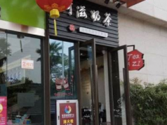 阿滋奶茶店如何吸引顾客呢？