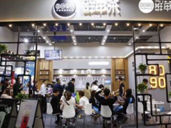 8090鲜萃茶加盟让您创业之路更成功