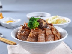 开一家嘢兽酱烧烤肉饭靠谱吗？总部提供哪些支持？