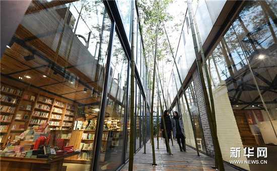 瑞幸咖啡继续“叫板”星巴克 “小蓝杯”改变了什么