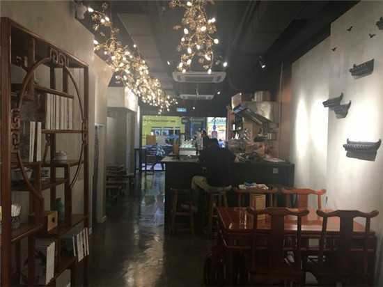 为了节省开支，咖啡厅的家具和灯具是两位年轻创业者从淘宝上淘来的。