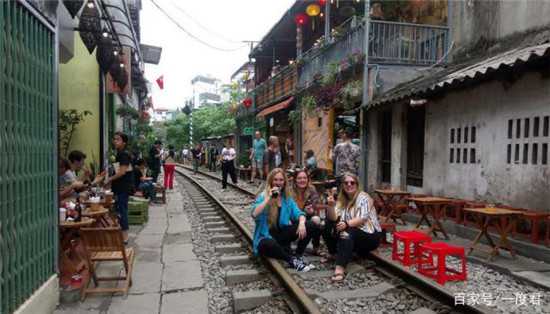 越南河内出于安全考量，下令关闭著名网红景点铁道街两边的咖啡馆2
