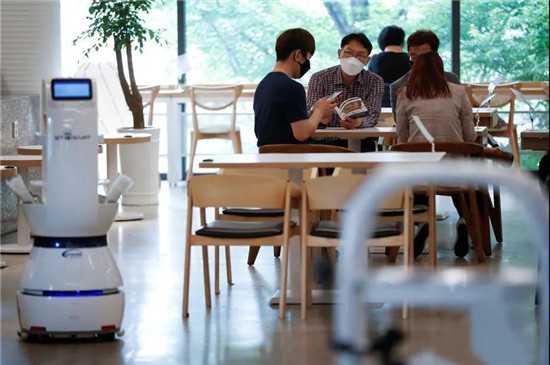 韩国首家机器人咖啡馆开业：耗资2亿引进中国智造送餐机器人