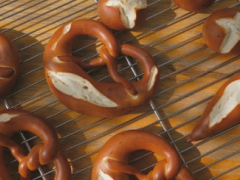 为什么大家能够排一天队就买一个Lady M呢？