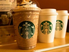 因为对顾客无理，连星巴克都关闭8000家门店了，千万要吸取这个教训！