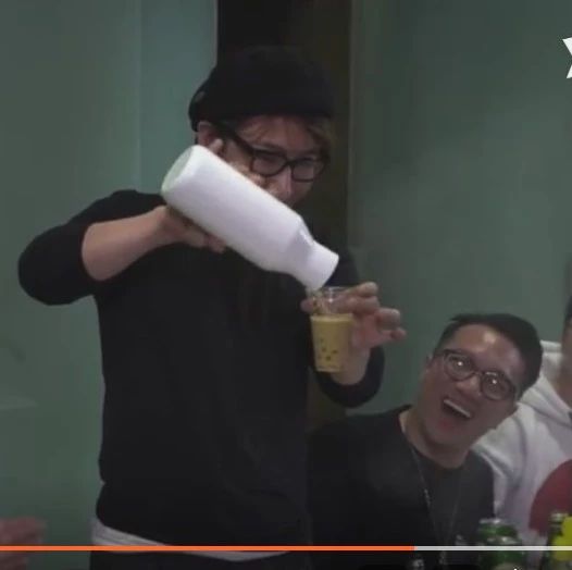 这次刘谦真的变出了珍珠奶茶，不信你看