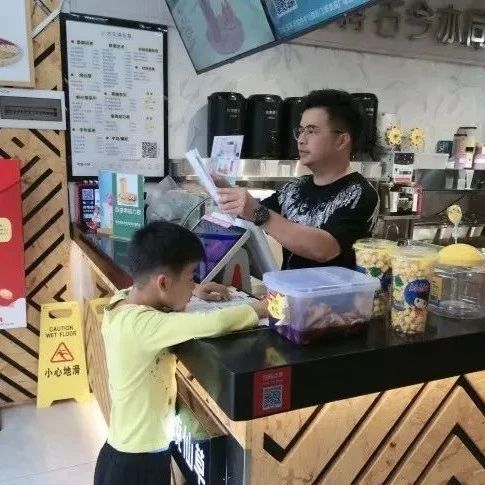 试卷换奶茶 这家奶茶店真会玩