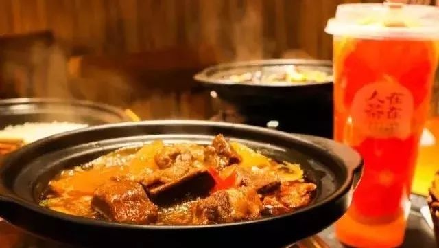 盖浇饭、面条现身多个茶饮连锁品牌  饮+餐“群魔乱舞”？