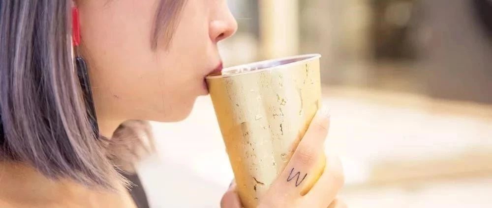 奈雪、乐乐茶土豪操作  杯子开始用“黄金”