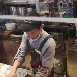 奶茶店店员因“怪腔怪调” 被消费者吐槽很尴尬