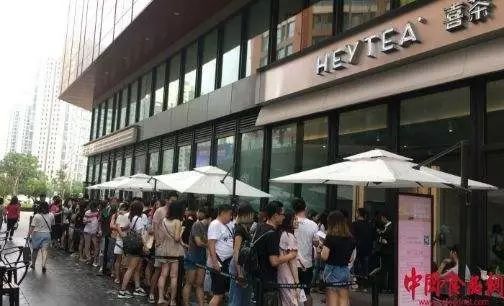 为了一口网红奶茶，雷雨天他们排了 个小时，星巴克“惨”成背景