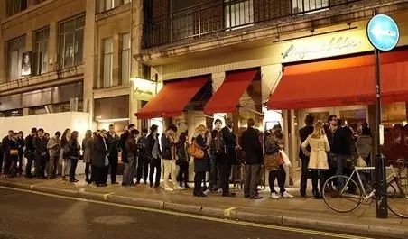 一家小店的产品力：只卖一种甜品，却让人开着奔驰、宝马来排队