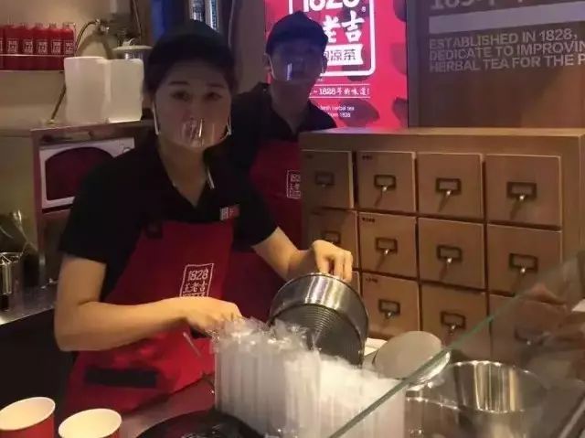 王老吉开“很红”的实体店“凉茶铺子”，卖“现泡凉茶”