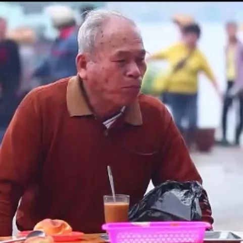 海南农村村民喝咖啡成瘾，早饭在大排档油条配咖啡！