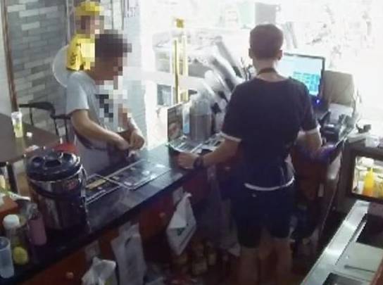饮品店小哥陷顾客“迷魂阵”  元奶茶 块卖还倒找