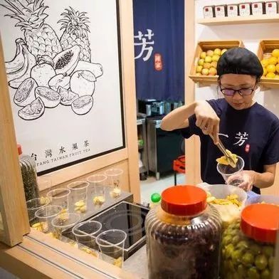 台“一芳”店员：医护人员携带证件证明，水果茶就可以不加“凤梨”