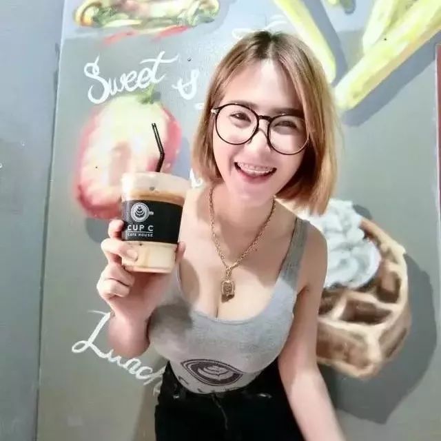 泰国“C罩杯”咖啡店爆红，咖啡女店员霸气侧漏！