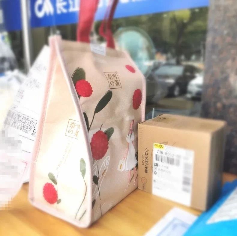 奈雪花元钱 “包”了辆公交车做广告