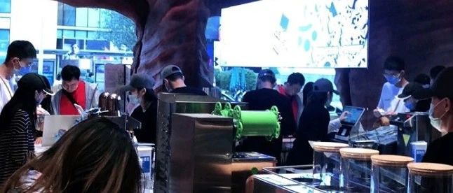 排队小时买奶茶的人 真是“人傻钱多”？