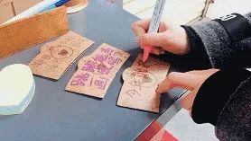 谁说面积小的奶茶店已难生存？看这两个小店如何刷爆朋友圈、大排长龙