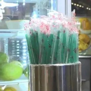 这家奶茶店使用不降解吸管  根最低罚一万元
