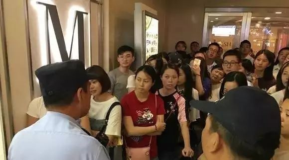 排队 小时、黄牛加价、警方出动……Lady M开业全上海的黄牛大概都来了