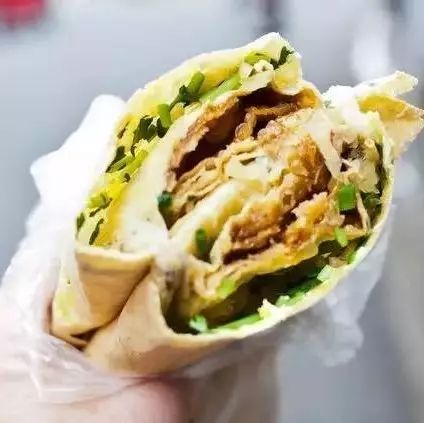 煎饼摊大妈：我月入 万，会少你一个鸡蛋？坐在写字楼吹着冷气的你凭什么不服气！