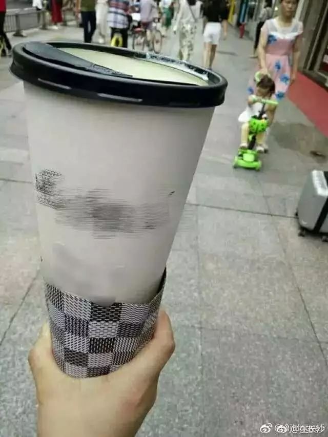网友买超大杯奶茶，杯子有一半是空的，真相一波三折