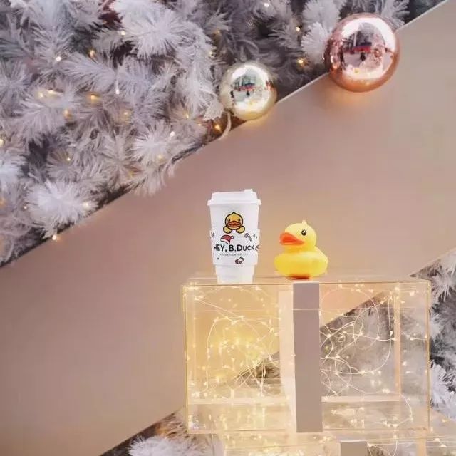 喜茶又跨界啦  这次她选择了一只鸭子