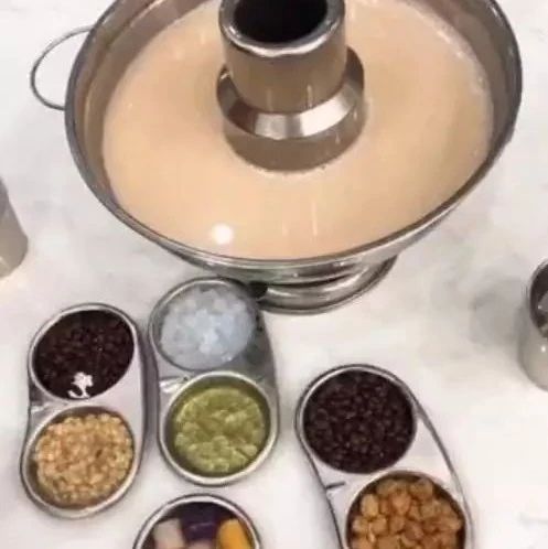 这家火锅店用“奶茶”当底料，看上去像“粉底液”，味道还挺好吃
