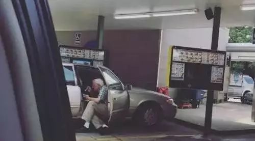 爱情最美好的样子就是：我温柔地喂你吃冰淇淋