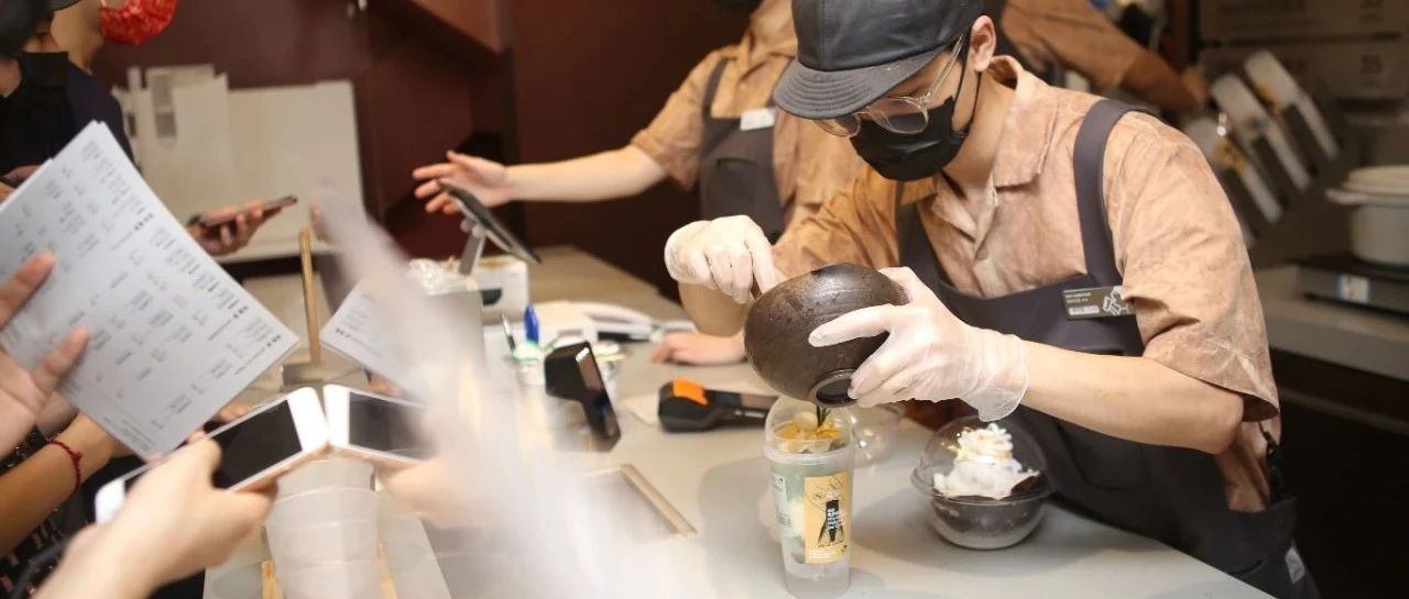 喜茶真敢玩！产品制作过程大公开 首家“手造店” 很不一样