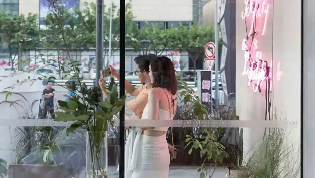 堪称“美女聚集地”，这家咖啡馆和我分享了打动女性消费者的秘密