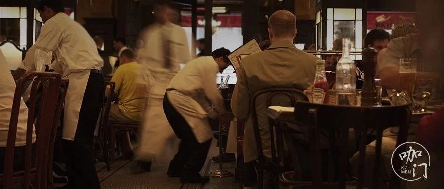 学海底捞激励员工的服务热情？结果连桌子都没人收了！