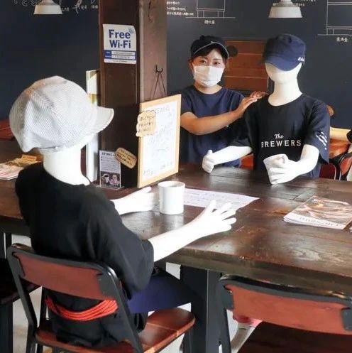 日本咖啡馆用「人体模特」防止肺炎传播！