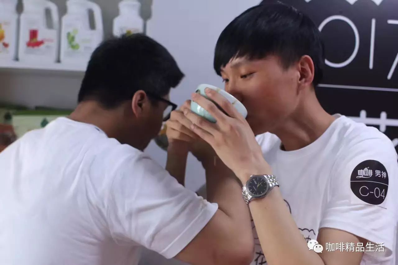要想拿奖杯，必须喝交杯。男神拉花赛长春站，看点十足！