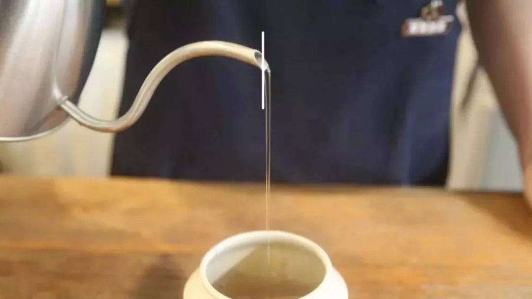 【新手问答集锦⑥】奶咖融合绕多大圈？手冲咖啡粉层状态怎样才算好？