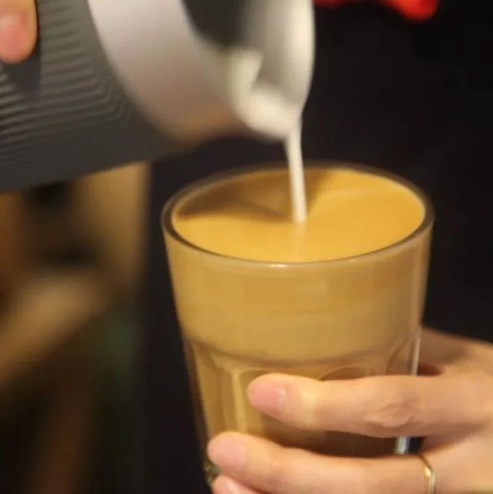 如何在家轻松制作媲美咖啡店的精品奶咖？