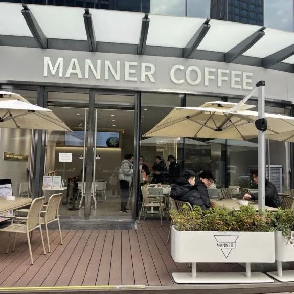 探店｜Manner 开了家轻食餐厅，/ 都是女性顾客？