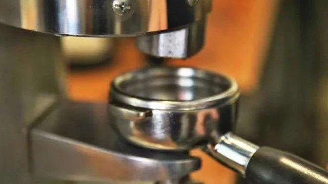 【细节即技术】制作意式咖啡的第一个基本动作：接粉