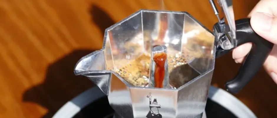 “摩卡壶使用什么咖啡豆合适？还有研磨多细？怎么填粉？什么时候关火……”
