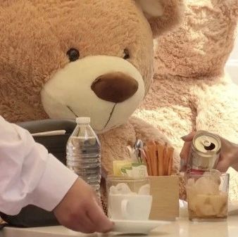 疫情之下，某咖啡馆搬出巨型泰迪熊！