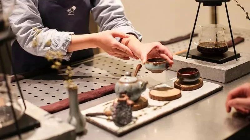 从万天价茶到块的奶茶：茶和年轻人的距离还有多远？