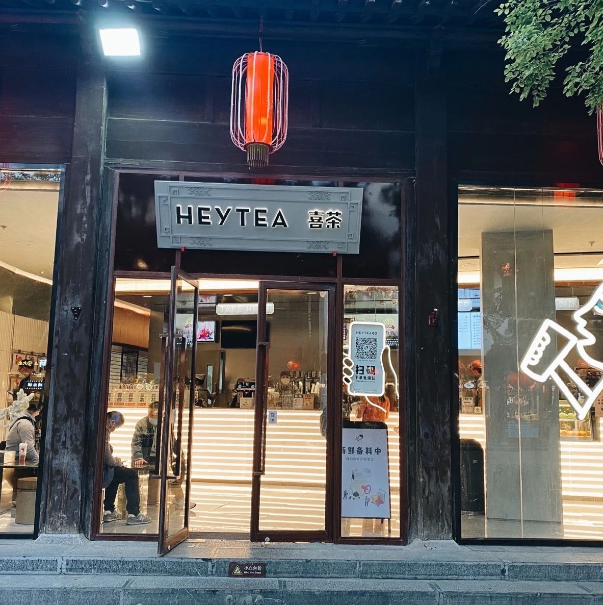 夫子庙旁开喜茶、古镇里开星巴克，这些店把自己做成景点！