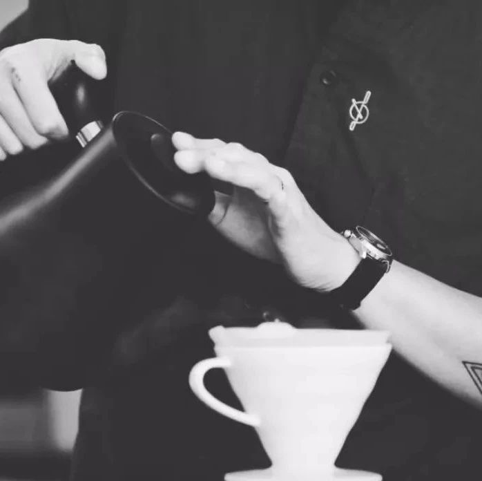 新手手沖咖啡技巧的基本功  ,  "稳定绕圈" +"柔和注水"+"断水"
