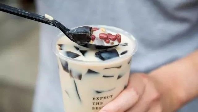 和我在成都的街头走一走，喝两杯加了“烧仙草”的特色奶茶