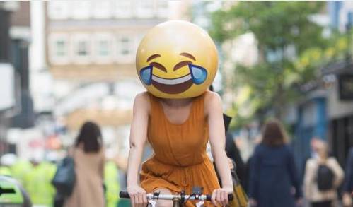 星巴克也“沦陷”了，魔性emoji凭什么让各路大牌前赴后继？