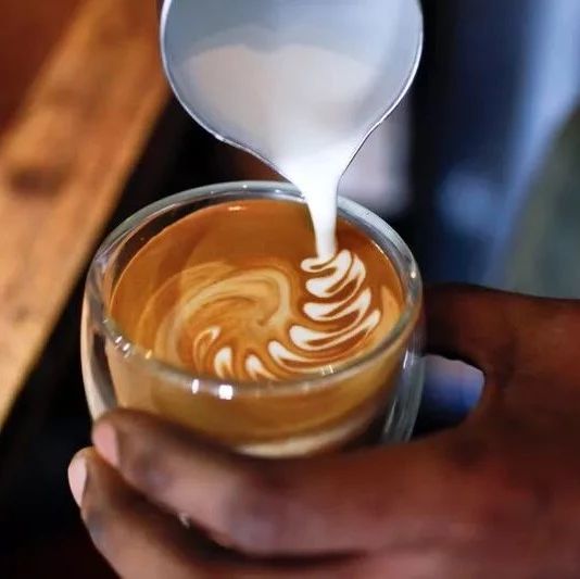 牛奶在咖啡作图的秘密—拉花初学者最容易忽略的知识点