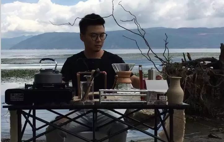 他逃离北京，将咖啡摊摆到大理洱海边！