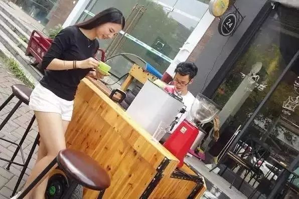 这咖啡馆好任性，能背着跑！